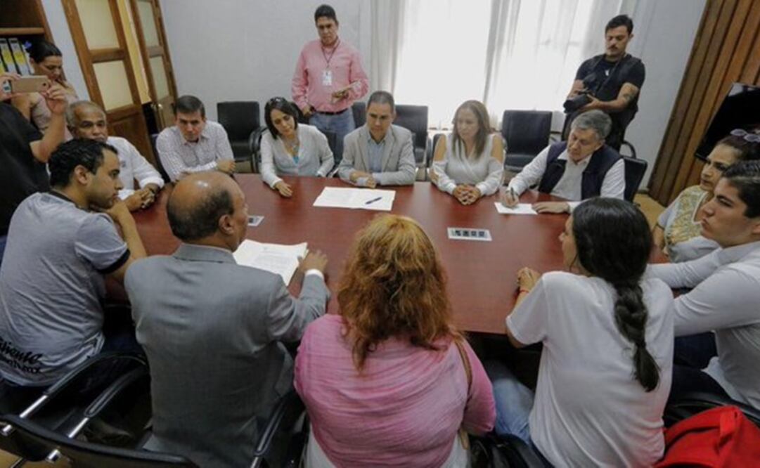 Mesa de diálogo entre autoridades tapatías y representantes de la comunidad educativa de la UdeG / Tomada de Twitter @GuadalajaraGob