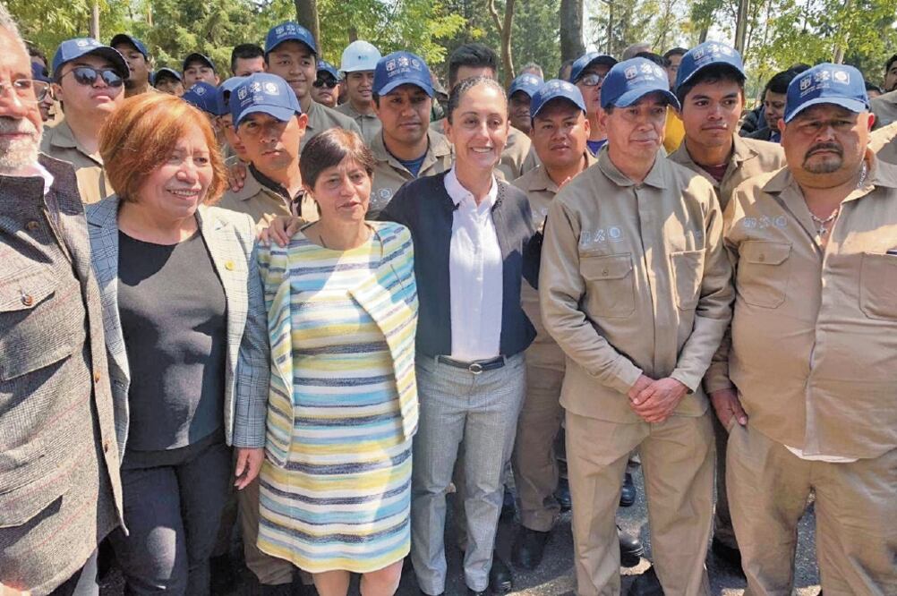 La jefa de Gobierno, Claudia Sheinbaum (centro), dijo ayer que su objetivo es que al final de su gestión toda la población cuente con suministro de agua (ESPECIAL)
