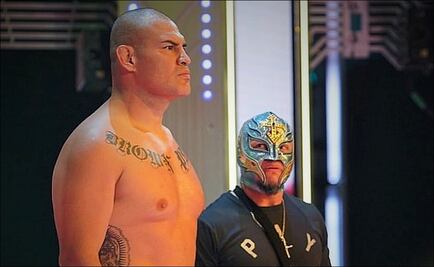 Caín Velásquez llegó a WWE y atacó a Brock Lesnar