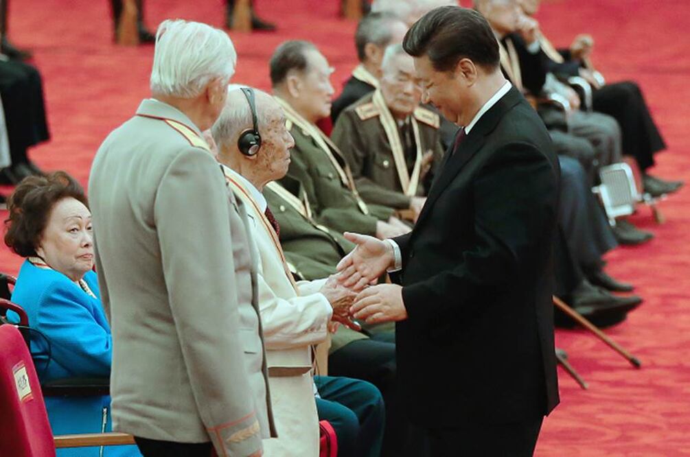 Muchos de los veteranos recibieron emocionados la medalla de manos del presidente Xi; uno de ellos se saltó el protocolo y procedió a quitarse la corbata para dársela al mandatario a modo de agradecimiento (AP)