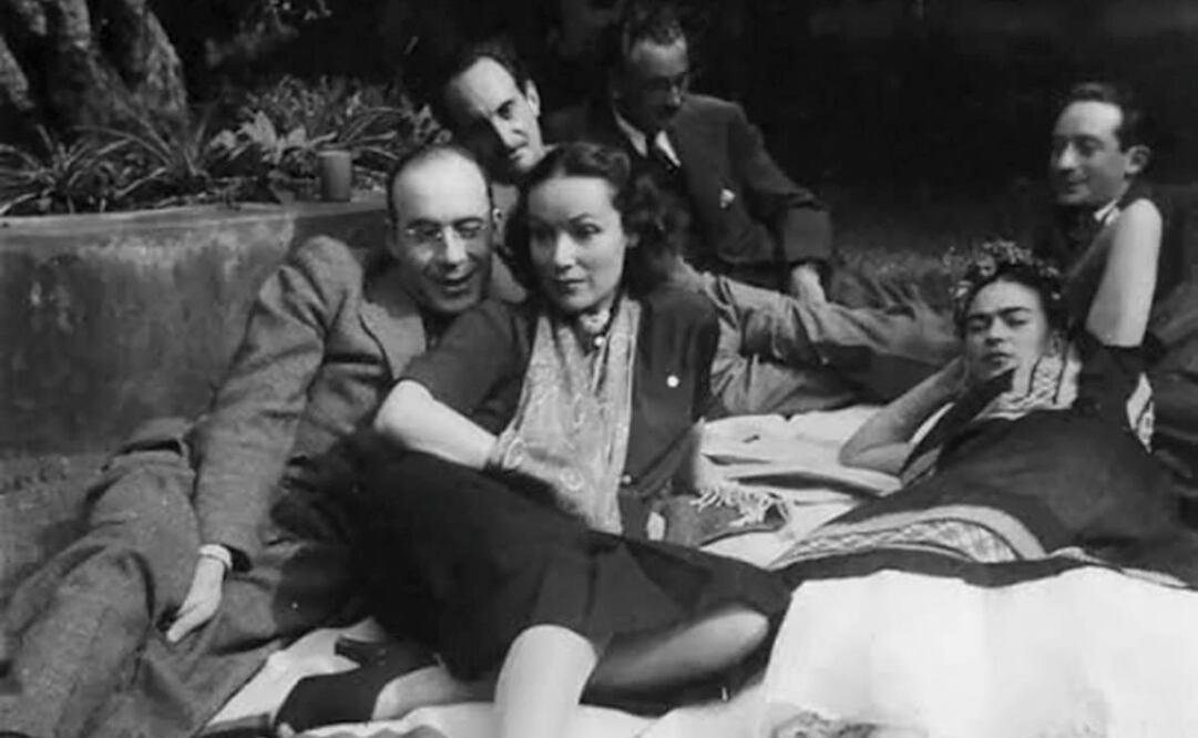 En la imagen de 1945 posan Adolfo Best Maugard, Rodolfo Usigli, Dolores del Río, Frida Kahlo y Xavier Villaurrutia. (01/04/2025) Foto: Archivo | Carlos Monsiváis