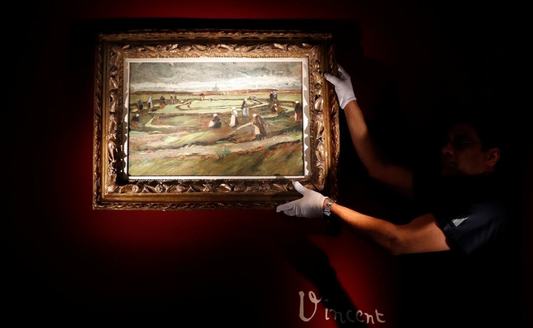 "Mujeres arreglando redes de pesca en las dunas" fue pintado por Van Gogh en 1882. Foto: Reuters/Gonzalo Fuentes