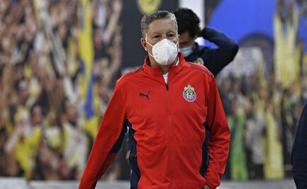 Amaury Vergara visita el entrenamiento de Chivas; se aísla con Peláez para platicar 