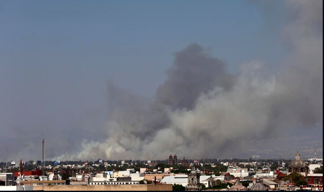 Incendio arrasa pastizales cerca del parque Lago de Texcoco afectando la autopista Peñón-Texcoco impidiendo la visibilidad de los automovilistas, el lunes 14 de abril de 2025. Foto: Valente Rosas/EL UNIVERSAL
