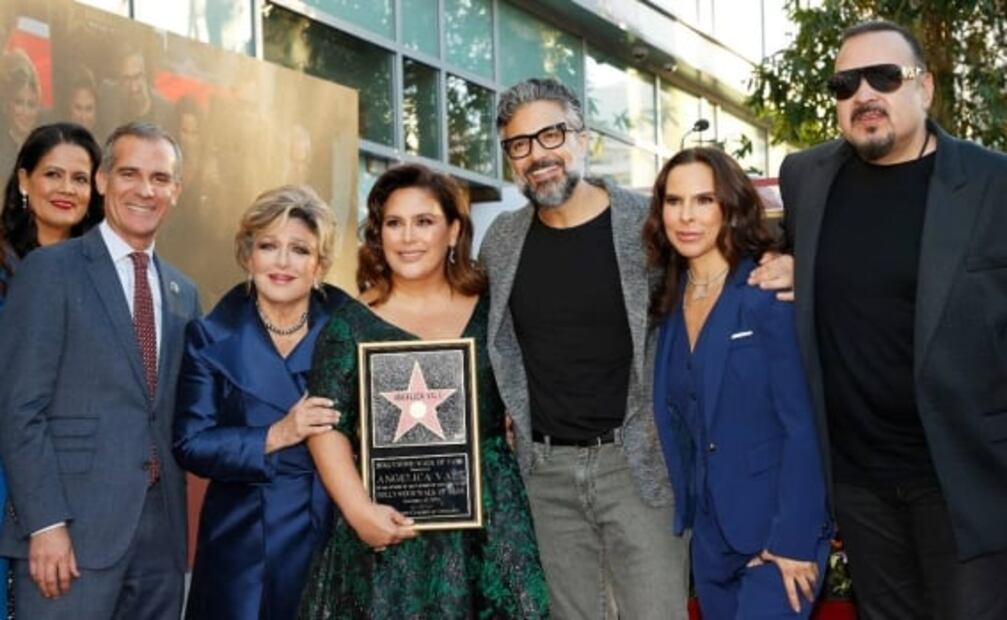Angélica Vale recibe su estrella en Hollywood entre familiares, amigos y besos 