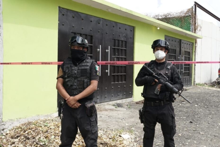 Hallan toma clandestina y túnel de huachicoleros en Ecatepec 