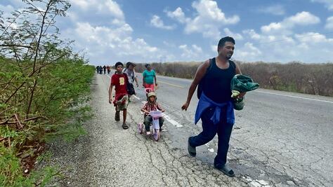 Hambre, calor y sed doblegan a más de 100 migrantes