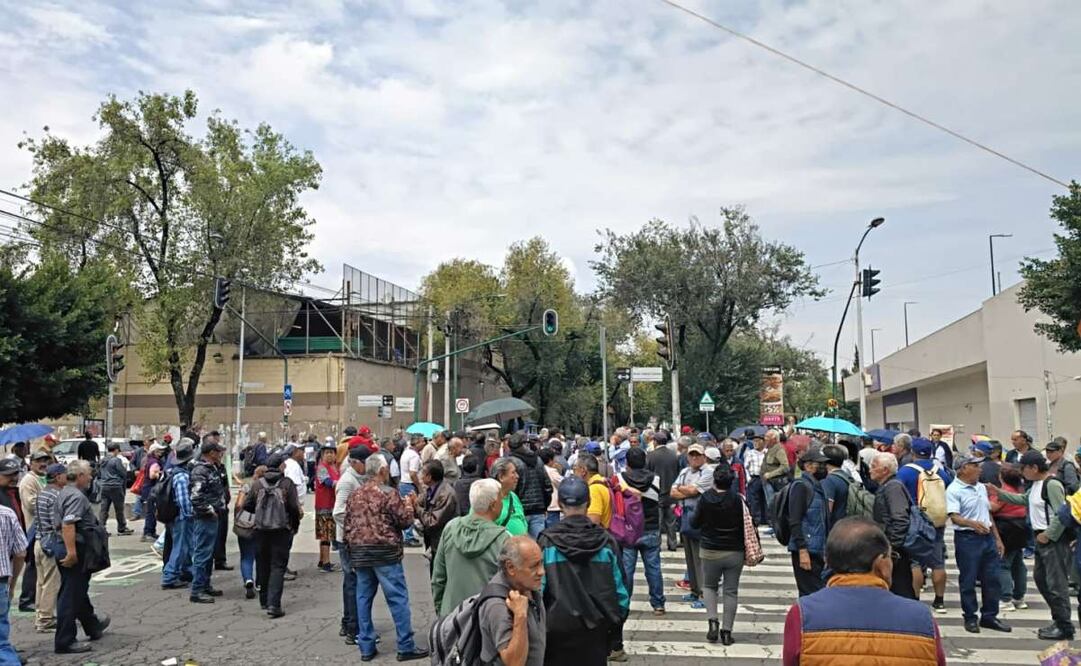 La mañana de este martes, un grupo de ex trabajadores de la extinta Ruta 100 realizó bloqueos en distintos puntos de la capital.
Foto: Especial.