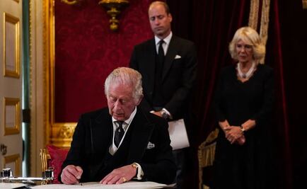 Desde planchar sus cordones hasta los 2.5 cms de pasta de dientes: las manías del rey Carlos