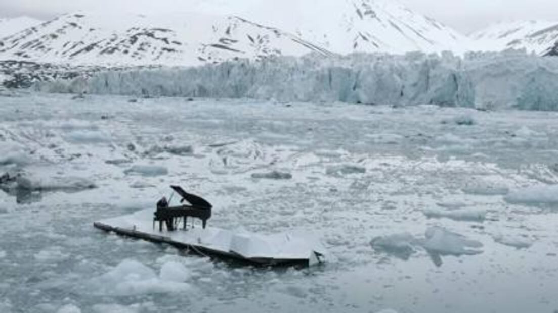 Famoso pianista toca entre icebergs para salvar el Ártico
