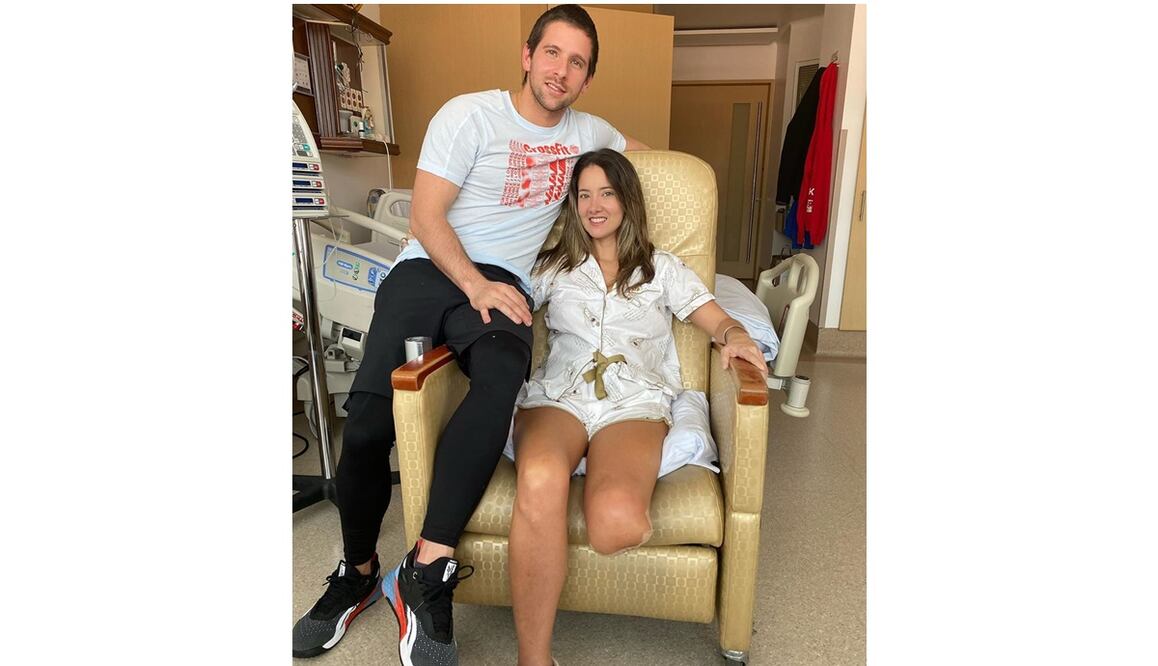Foto: Daniella Álvarez con su novio después de la operación. Foto: Instagram