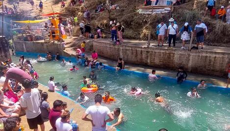 Sábado de Gloria: Miles de personas abarrotan balnearios del Edomex; buscan "echarse un chapuzón" y no ser sancionados por desperdiciar agua