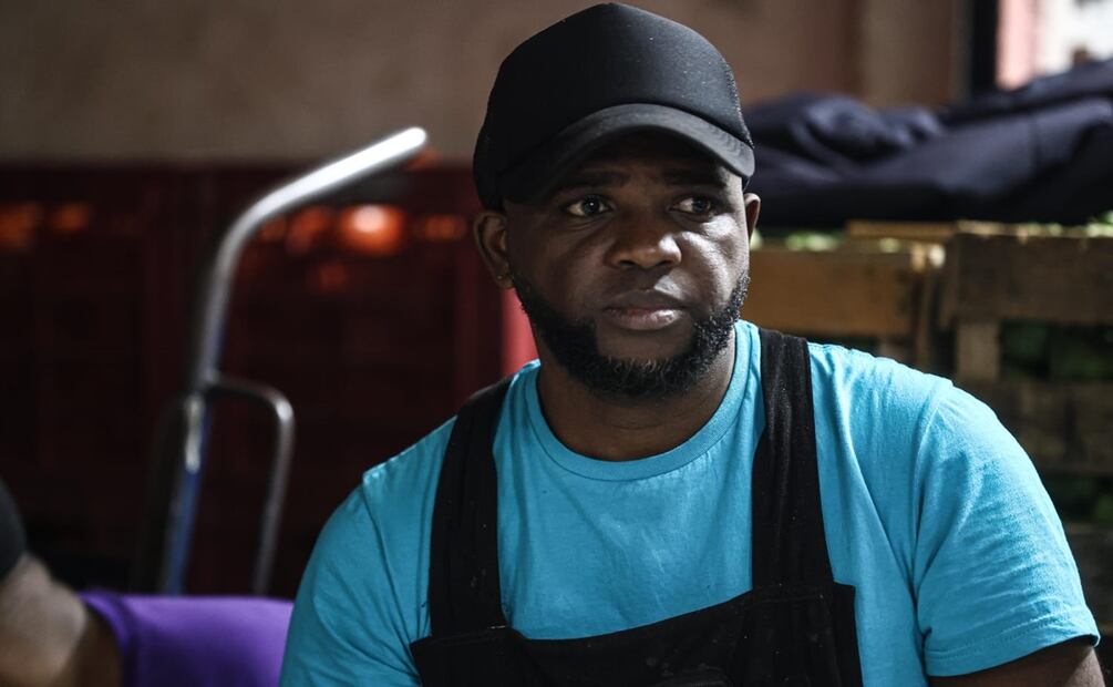 Dairon, de Cuba, y Francis,de República Dominicana, son dos migrantes que trabajan en el Mercado Nezahualcoyotl. Foto: Gabriel Pano El Universal