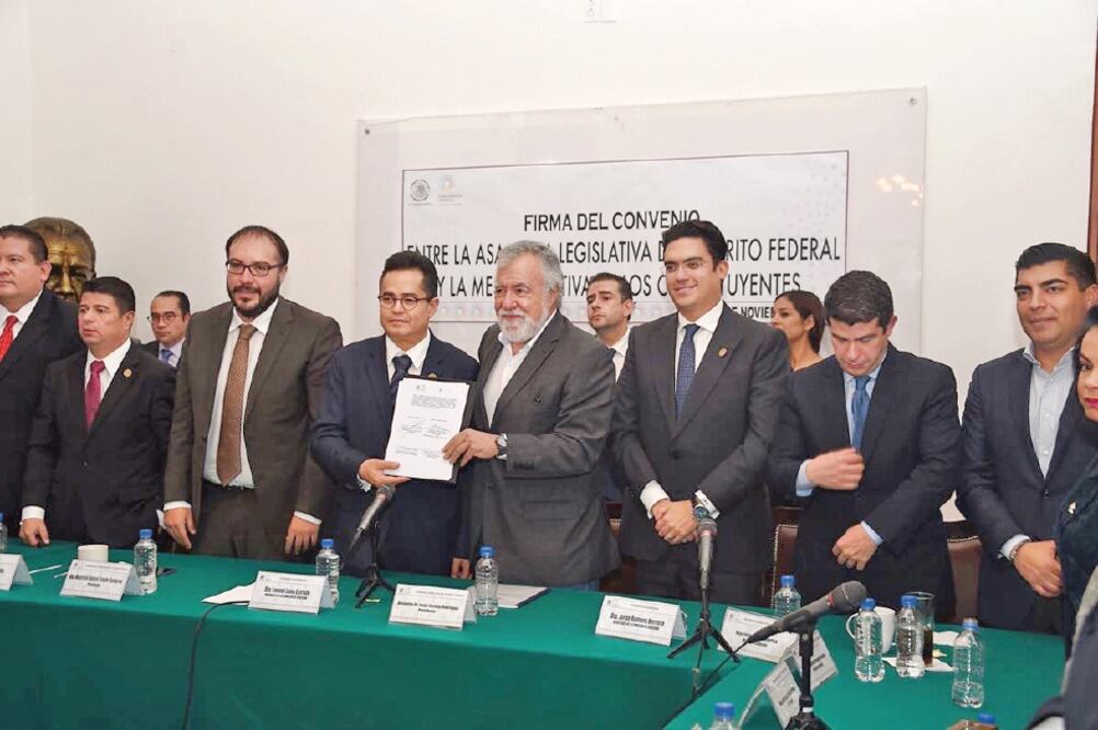 El presidente de la Mesa Directiva, Leonel Luna Estrada, y su homólogo de la Constituyente, Alejandro Encinas, firmaron un convenio de apoyo económico para la realización de la Carta Magna de la Ciudad de México. (FOTO: DIANA VILLAVICENCIO. EL UNIVERSAL)