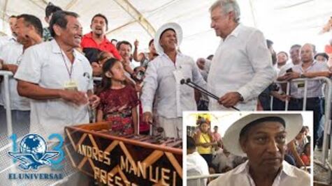 Artesano de Campeche le regala a AMLO una marimba