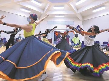 Con danza folclórica y música de mariachi luchan contra la homofobia