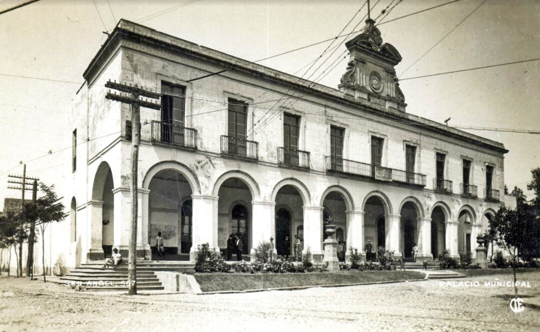Una tarjeta postal de los años veinte en la que se aprecia el antiguo Palacio Municipal de San Ángel. Este inmueble fue demolido tiempo después y sustituido por uno más moderno, que ahora ocupa el Centro Cultural San Ángel. Imagen: Col. Villasana-Torres