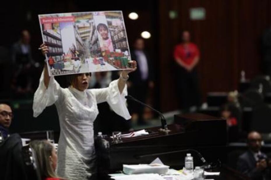 Encara Robles a diputados; dice que "el que nada debe nada teme"