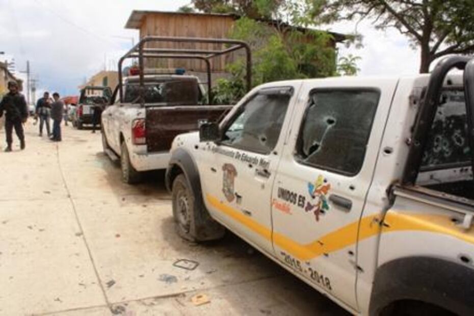 Comando asesina a un policía, hiere a 5 más e incendia vehículos en Guerrero