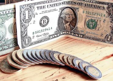 Cierra dólar en $19.10 en bancos