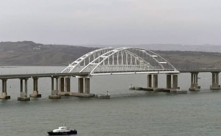 Ucrania asesta golpe estratégico a Rusia: lanza ataque submarino con explosivos contra puente de Crimea; la vía une al país con la península anexionada por Moscú