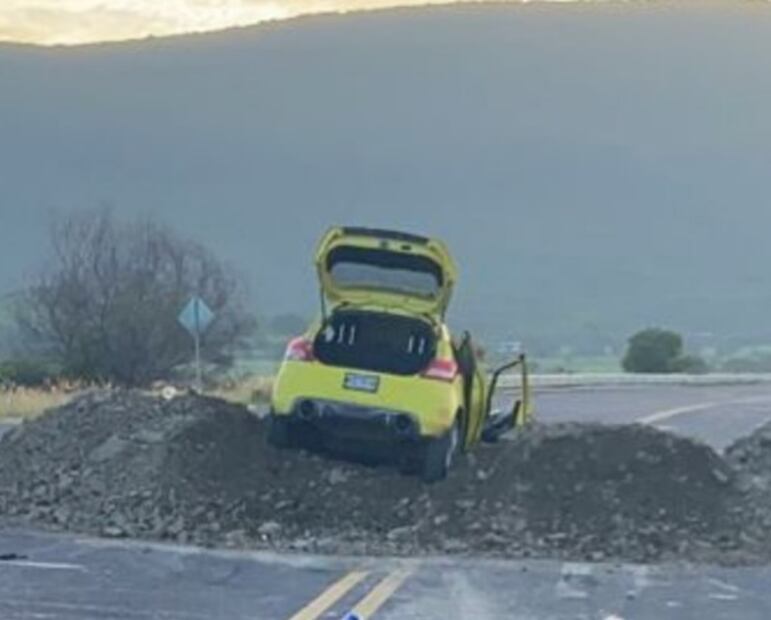 Bloquean autopista Siglo XXI con tierra y provocan accidente