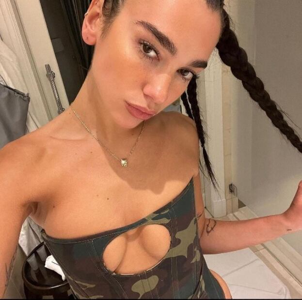 Dua Lipa se luce con sexy corset con estampado de camuflaje