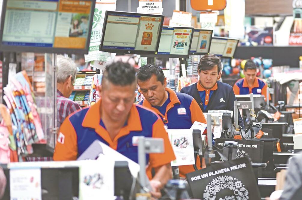 Cajeros atiendieron en supermercados de la Ciudad de México durante el paro que realizaron las mujeres este lunes 9 de marzo. EDUARDO VERDUGO. AP 