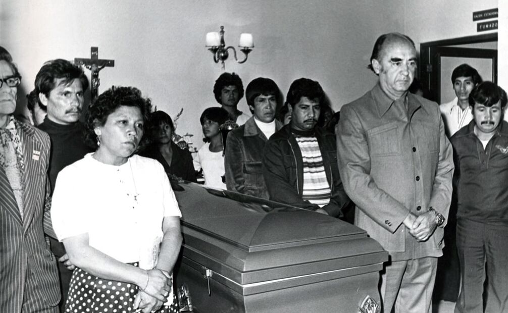 El presidente José López Portillo, consternado, hizo guardia ante el féretro de Sara Ornelas. A la líder de los billeteros se le consideró “el éxito de la Revolución Mexicana”, pues una mujer que no concluyó sus estudios de primaria pudo ostentar altos puestos públicos. Foto: Archivo EL UNIVERSAL.