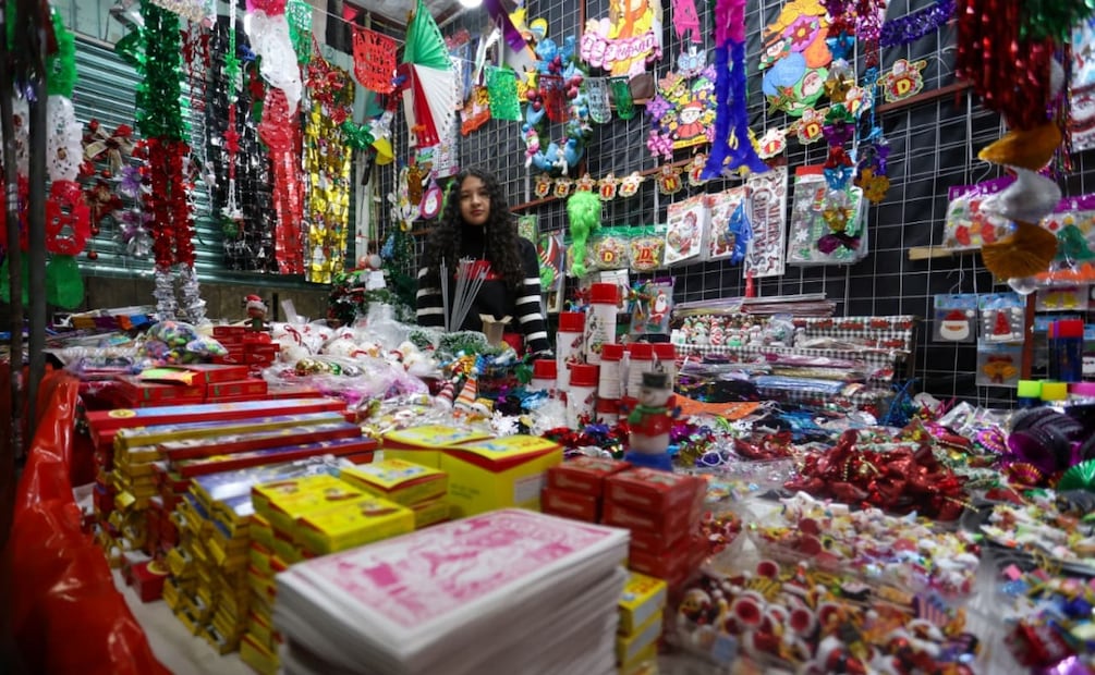 Venta de piñatas y productos para rellenarlas en el mercado de Jamaica. Foto: Luis Camacho | El Universal