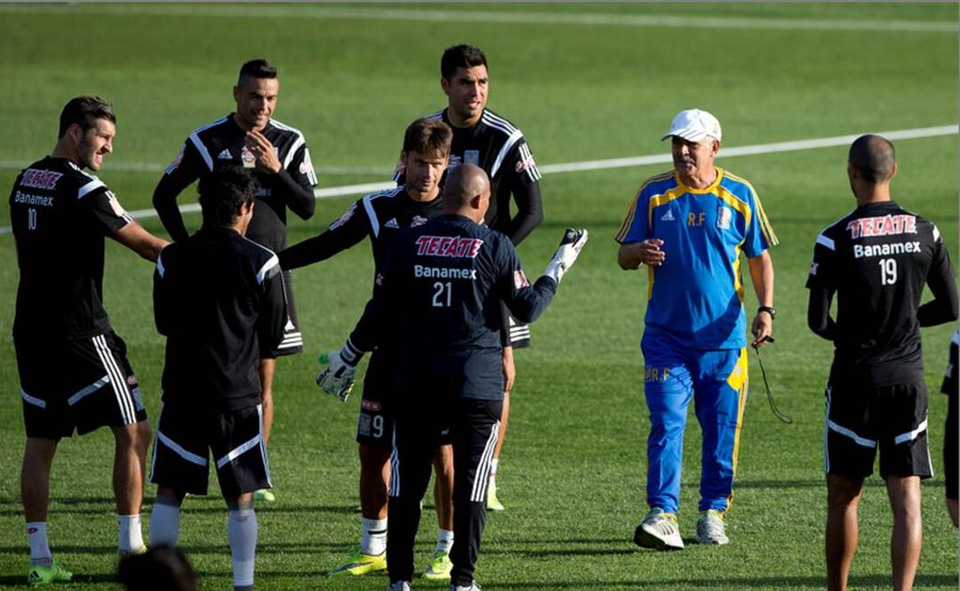 Ferretti da instrucciones durante un entrenamiento. AP