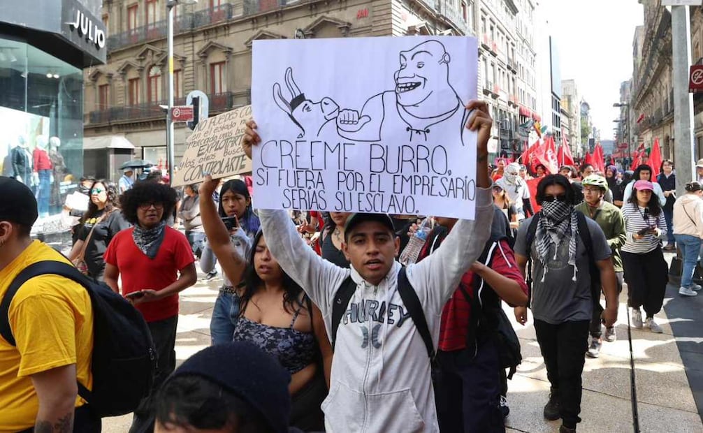 Manifestantes por las 40 horas laborales marchan del Zócalo capitalino al Senado de la República este domingo 23 de noviembre de 2025. Foto: Berenice Fregoso/ EL UNIVERSAL