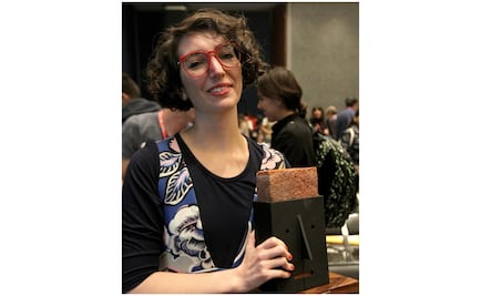 María Luque recibe Premio de Novela Gráfica en la FIL