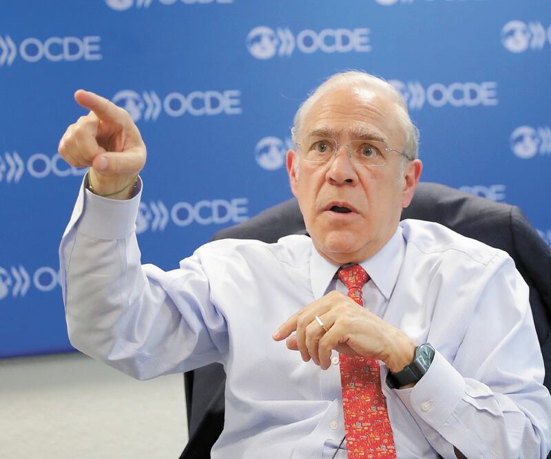 José Ángel Gurría puso como ejemplo las ventanillas únicas virtuales con información actualizada, para tener una mejora regulatoria en trámites. ARCHIVO EL UNIVERSAL