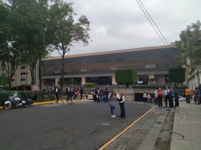 CNTE bloquea todos los accesos a la Cámara de Diputados
