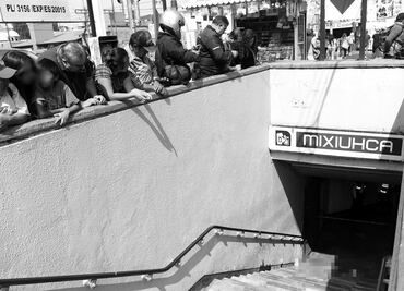 Encuentran a hombre muerto en las escaleras del Metro Mixiuhca