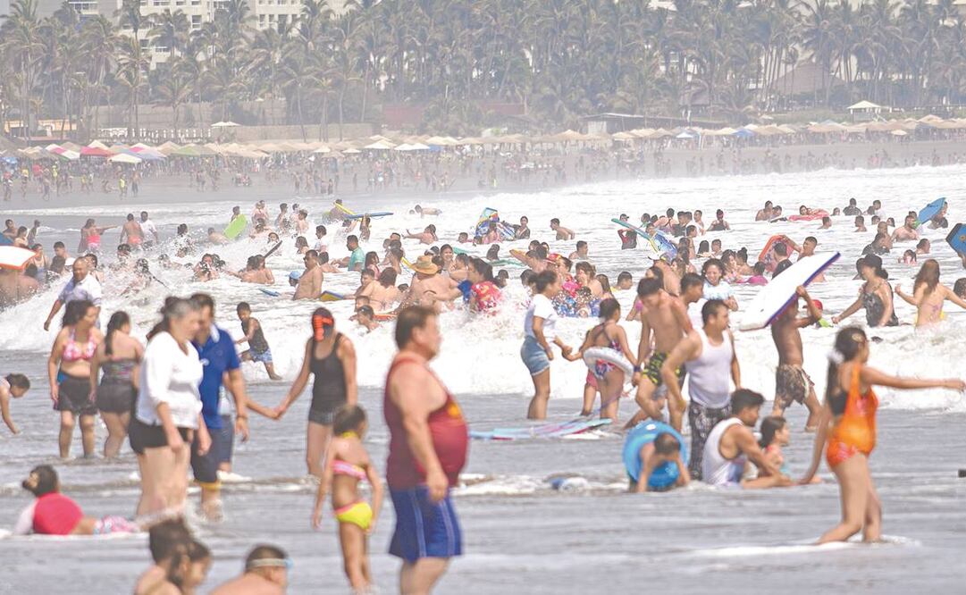 Este Sábado de Gloria Acapulco amaneció con 50% de ocupación hotelera, el límite del aforo permitido, de acuerdo con el reporte de autoridades de turismo. En las playas fue más evidente la presencia de visitantes. Foto: Salvador Cisneros/ El Universal.
