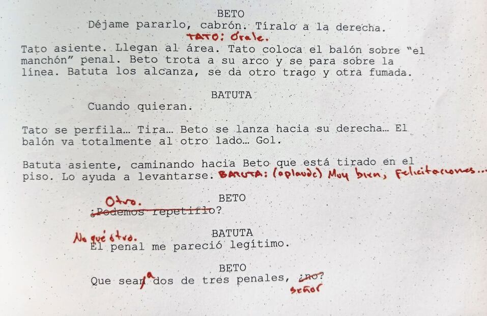 Carlos tomó la cancha de Toluca y ajustó el guion sobre la marcha. Foto: RUDO Y CURSI: EL LIBRO DE LA PELÍCULA