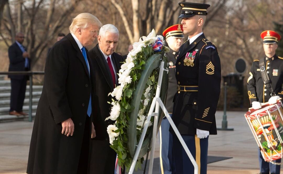 El presidente Trump y su vicepresidente, Mike Pence, colocaron la corona de flores de manera solemne y en silencio (Foto: EFE)
