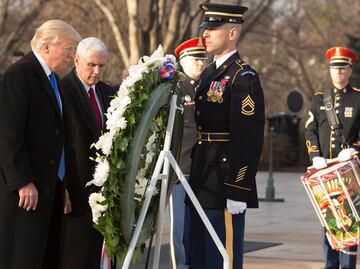 Trump coloca ofrenda en tumba de soldado desconocido