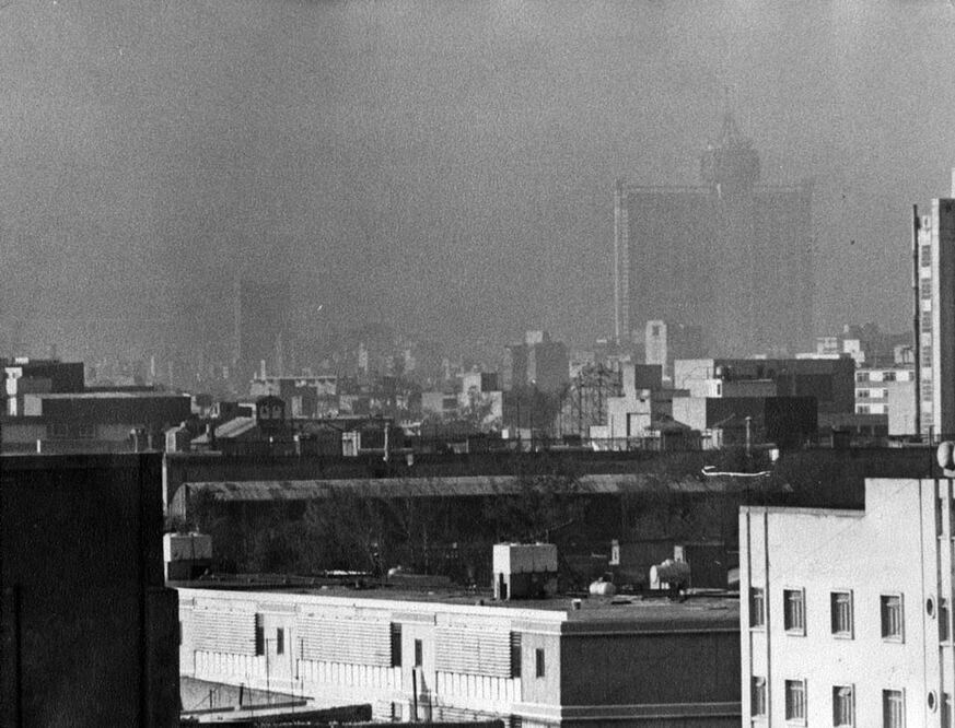 Imagen de la ciudad de México contaminada en 1989. El cielo se tornó gris en una de las estampas que se hicieron comunes en estos años. Al fondo el Hotel de México hoy World Trade Center, en la colonia Nápoles. Fotos de Adriana Hernández EL UNIVERSAL