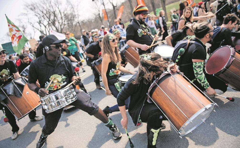 Asistentes a una manifestación por el Día de la Tierra en Montreal, Canadá, Foto: Andrej Ivanov / AFP