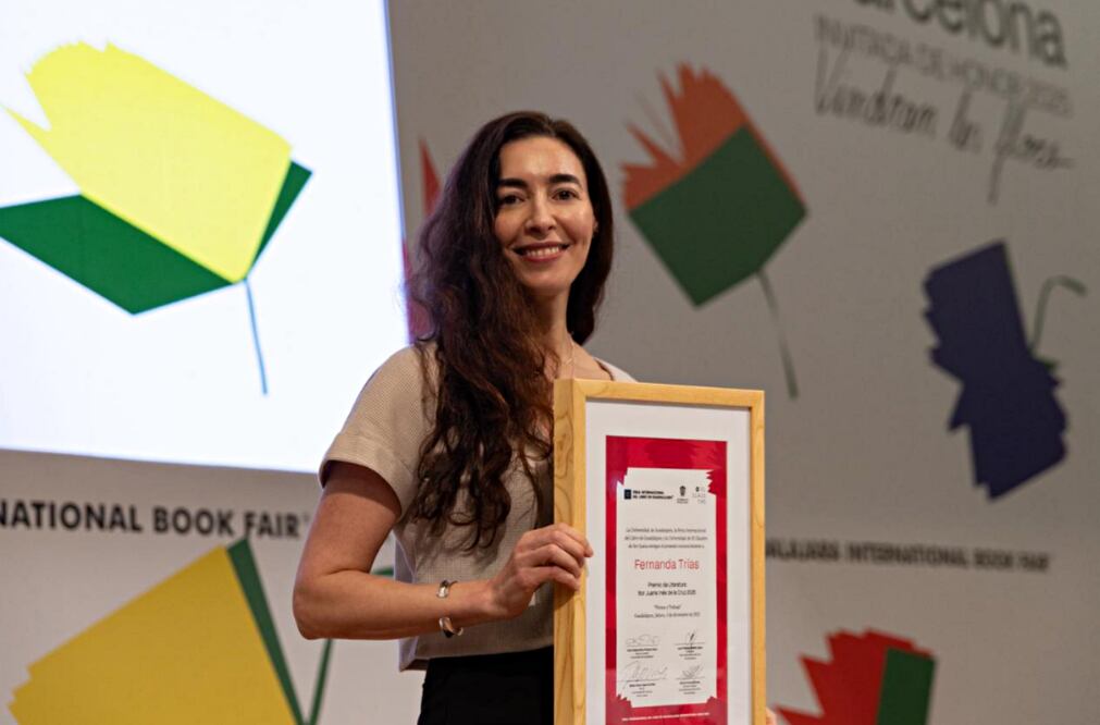Entrega del Premio de Literatura Sor Juana Inés de la Cruz 2025 a la escritora uruguaya Fernanda Trías, durante la Feria del Libro Internacional de Guadalajara. Foto: Hugo Salvador / El Universal
