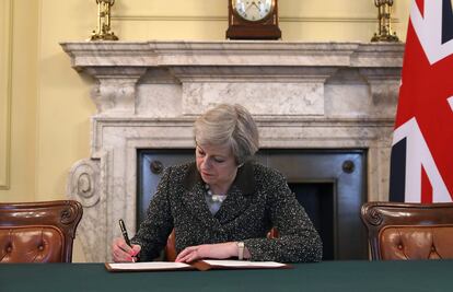 Theresa May firma la carta con la que iniciará el Brexit