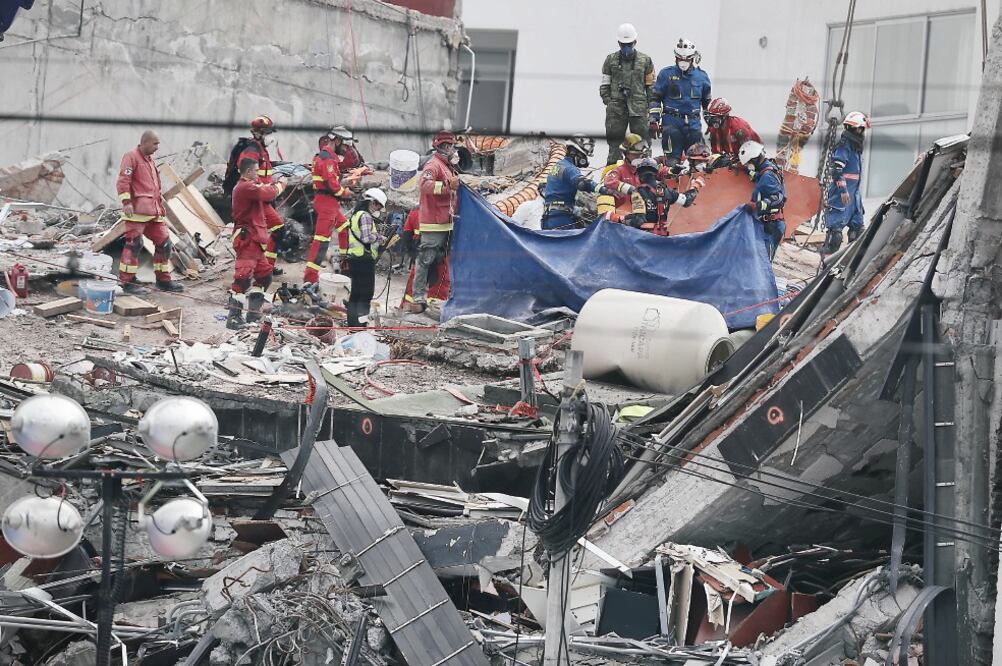 Mientras unos buscan, otros aguardan en tiendas de campaña la terrible noticia de que encontraron el cadáver de uno de sus familiares. (ALEJANDRO ACOSTA. EL UNIVERSAL)
