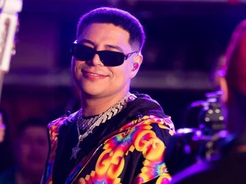 Advierten a Eduin Caz que no combine el alcohol con los cuchillos en su nuevo show con Grupo Firme