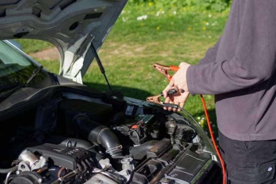 Cómo arrancar un auto con pinzas si se quedó sin batería