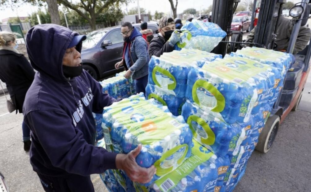En medio de bajas temperaturas, se registran largas filas en Texas para conseguir agua potable