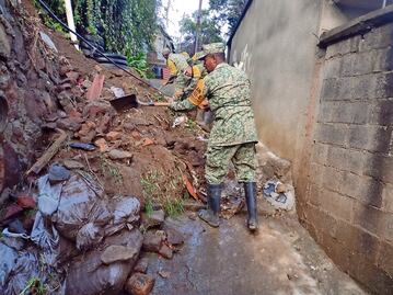 Desgajamiento de cerro afecta a 10 viviendas