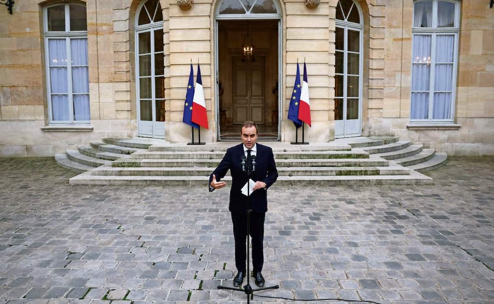 Sébastien Lecornu, al anunciar ayer su renuncia como primer ministro de Francia. El presidente Emmanuel Macron le pidió, y él aceptó, esperar al miércoles para ver si logra negociar los presupuestos del país. Foto: AFP/Archivo